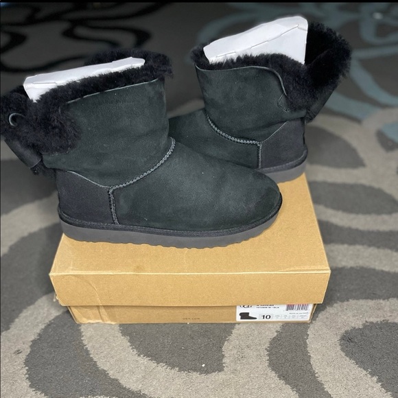 Black Naveah uggs with one bow - Picture 9 of 10